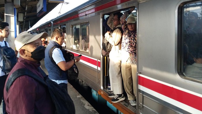 Foto: KRL di Stasiun Citayam Tujuan Jakarta Kota Padat (Haris/detikcom)