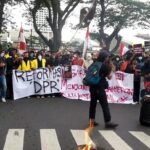 Foto: Massa aksi di Medan memblokir jalan-bakar ban. (Nizar AldidetikSumut)