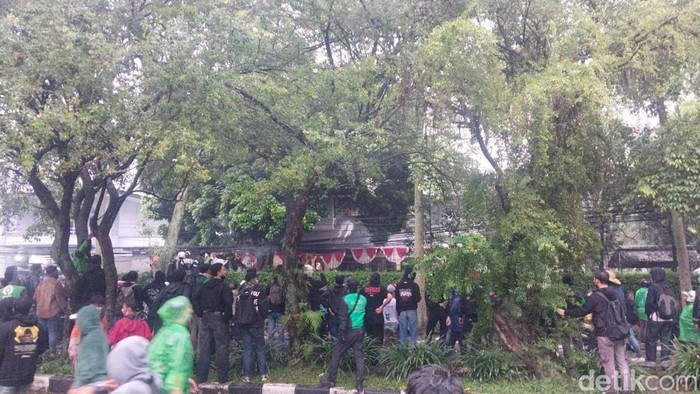 Ilustrasi demo di Bandung (Foto: Rifat Alhamidi)