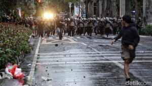 Massa pengunjukrasa sempat menguasai jalan Asia-Afrika, Senayan, Jakarta, Kamis (28/8/2025) dalam aksi menentang kenaikan tunjangan DPR. Massa sempat membakar beberapa papan baliho dan merusak CCTV. Polisi perlahan memukul mundur massa yang terpecag ke arah Permata Hijau dan Häng Lekir. Pukul 18.30 WiB, jalan Asia-Afrika sudah dikuasai dan pengendara mulai melintas.