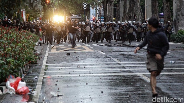Massa pengunjukrasa sempat menguasai jalan Asia-Afrika, Senayan, Jakarta, Kamis (28/8/2025) dalam aksi menentang kenaikan tunjangan DPR. Massa sempat membakar beberapa papan baliho dan merusak CCTV. Polisi perlahan memukul mundur massa yang terpecag ke arah Permata Hijau dan Häng Lekir. Pukul 18.30 WiB, jalan Asia-Afrika sudah dikuasai dan pengendara mulai melintas.