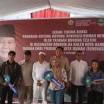 Program Gotong Royong Renovasi Rumah Merah Putih di Kecamatan Bojongloa Kaler, Kota Bandung, Rabu (3/9).
