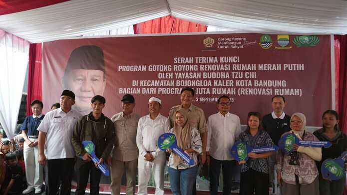 Program Gotong Royong Renovasi Rumah Merah Putih di Kecamatan Bojongloa Kaler, Kota Bandung, Rabu (3/9).