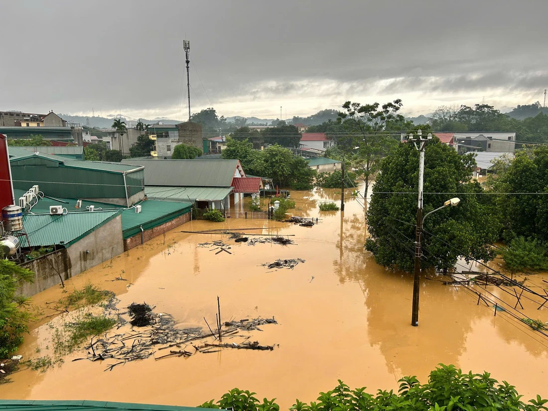 After one night, floodwaters on the Red River rose to the roofs of houses - Image 6.