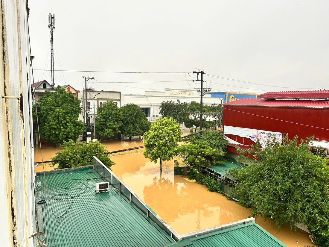 After one night, floodwaters on the Red River rose to the roofs of houses - Image 7.