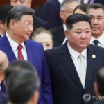 Chủ tịch Trung Quốc Tập Cận Bình (bên trái) và nhà lãnh đạo Triều Tiên Kim Jong Un - Ảnh: YONHAP