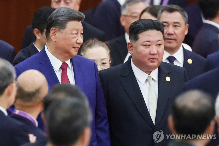 Chủ tịch Trung Quốc Tập Cận Bình (bên trái) và nhà lãnh đạo Triều Tiên Kim Jong Un - Ảnh: YONHAP