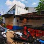 Kondisi pos polisi di kawasan Jati Asih, Bekasi, pada Senin (1/9/2025) terlihat rusak parah. Menurut keterangan warga, pos tersebut dibakar massa aksi sekitar pukul 03.00 WIB dini hari tadi. Serpihan bekas kebakaran menunjukkan kerusakan yang serius.