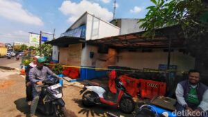 Kondisi pos polisi di kawasan Jati Asih, Bekasi, pada Senin (1/9/2025) terlihat rusak parah. Menurut keterangan warga, pos tersebut dibakar massa aksi sekitar pukul 03.00 WIB dini hari tadi. Serpihan bekas kebakaran menunjukkan kerusakan yang serius.