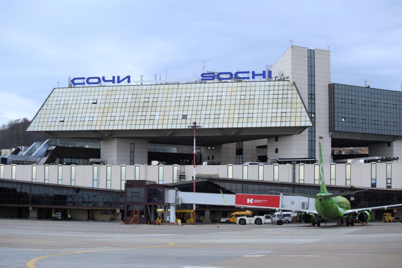 Vuelo de Estambul a Kazán aterriza de emergencia en Sochi por un pasajero alterado.