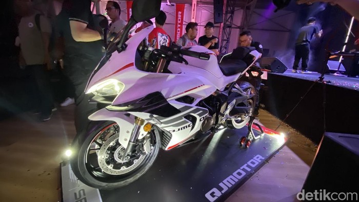 Harga motor QJMotor di Bekasi. Foto: Ridwan Arifin