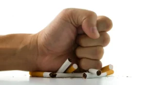 Ilustrasi menghancurkan rokok. Foto: Medical News Today