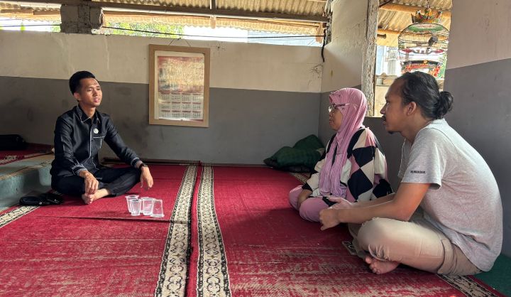 Wakil Ketua Komisi IV DPRD Kota Bekasi, Wildan Fathurahman mengunjungi rumah Angga Karidwansyah (24), korban TPPO di Kelurahan Bantargebang