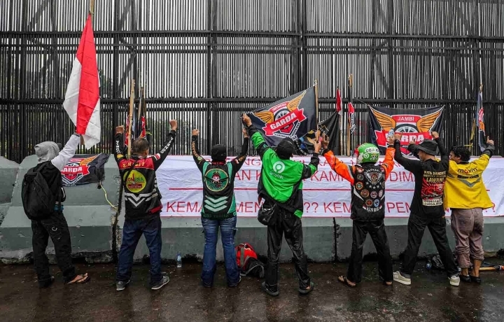 Demonstration von Online-Motorradtaxi-Fahrern vor dem Parlament fordern Rücktritt des Verkehrsministers und appellieren an Polizeichef