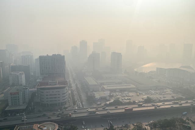 Vue de la ville au milieu de la pollution atmosphérique à Hanoï, Vietnam