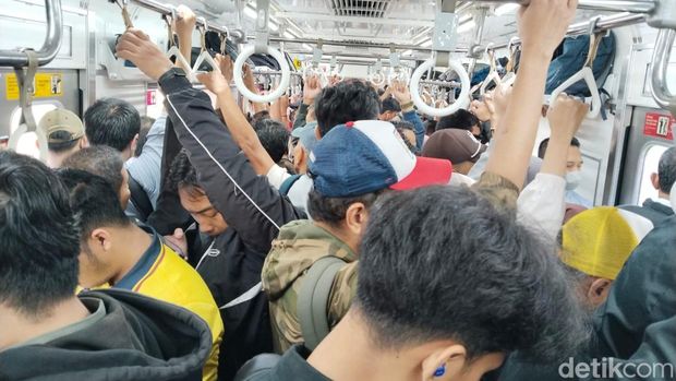 Atmosphere Inside the Bogor-Jakarta Kota KRL This Morning