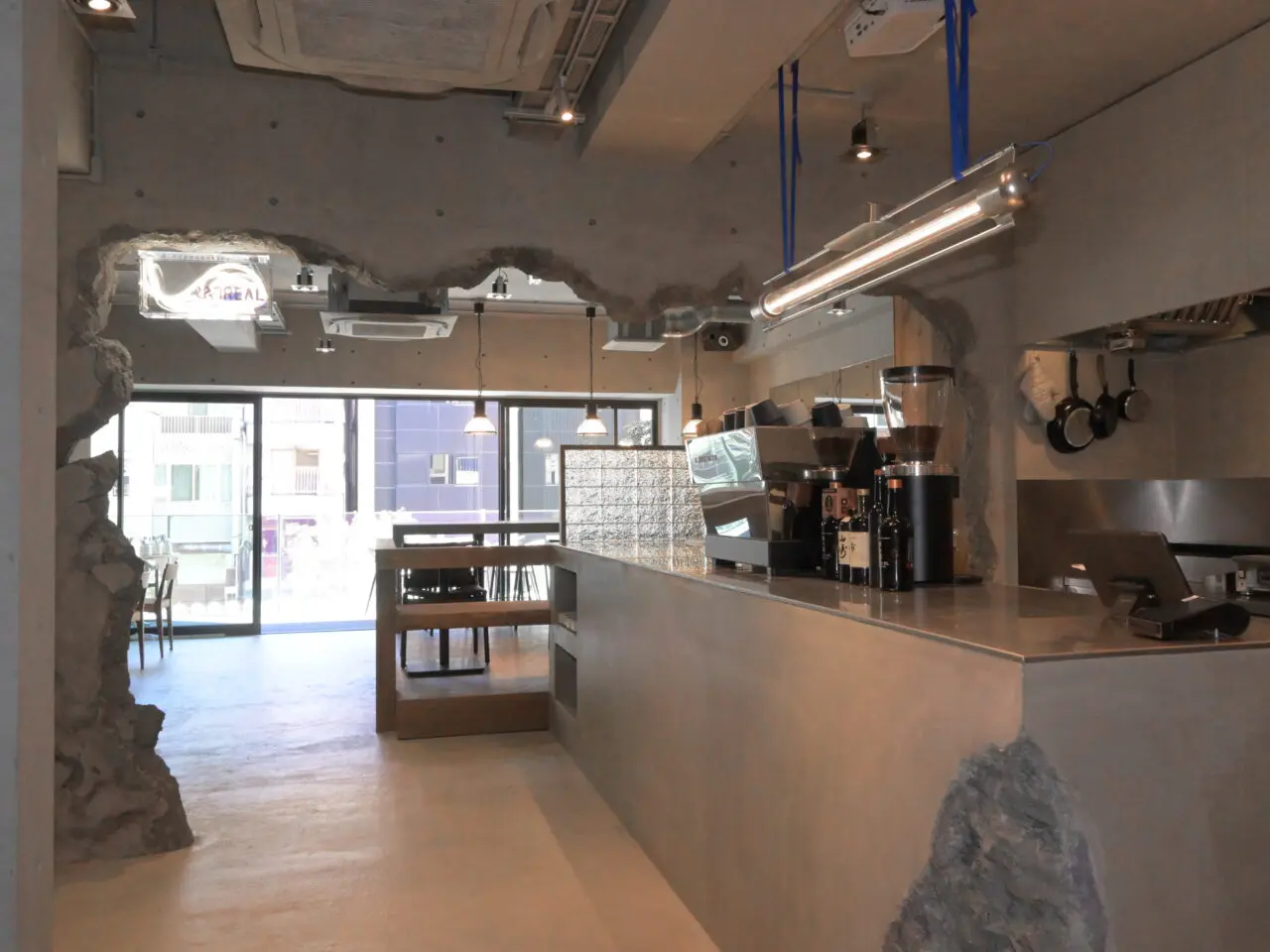 Apertura de Unreal Bake and Cafe Bar