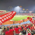 9月13日，大田湾体育场，“渝超”揭幕战让重庆市民享受了一场足球盛宴。特约摄影 郭旭