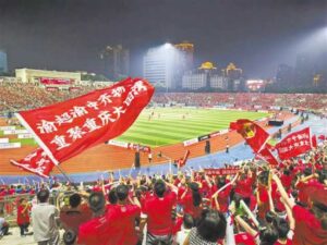 9月13日，大田湾体育场，“渝超”揭幕战让重庆市民享受了一场足球盛宴。特约摄影 郭旭