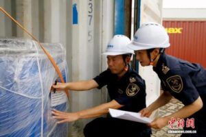 9月16日，上海车站海关关员对上海首单铁公联运货物进行监管。赖振良 摄