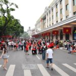 Khu vực phố đi bộ hồ Hoàn Kiếm đông kín người dân và du khách đến vui chơi, hòa mình vào không khí lễ hội.