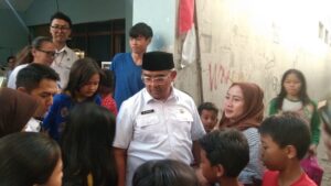 Wali Kota Bandung, Muhammad Farhan sapa warga di di Kecamatan Bojongloa Kaler, Kota Bandung, Rabu (3/9). (Diwan Sapta Nurmawan/Radar Bandung)