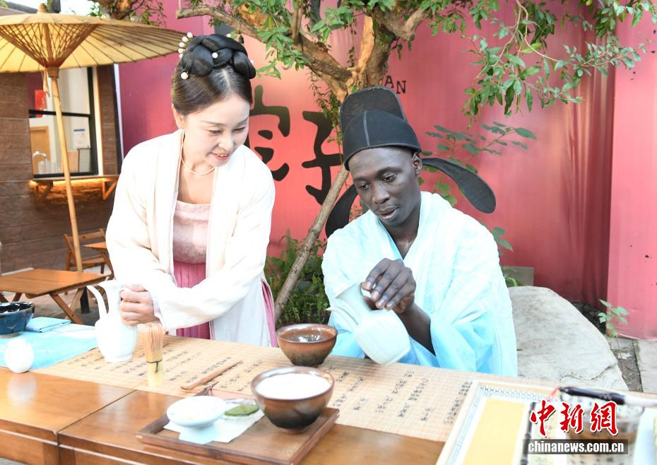 “Speechless Brother” Experiences Traditional Chinese Culture in Chongqing