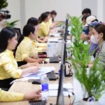 Người dân làm thủ tục hành chính tại Trung tâm phục vụ hành chính công phường Thủ Đức, TP.HCM - Ảnh: QUANG ĐỊNH