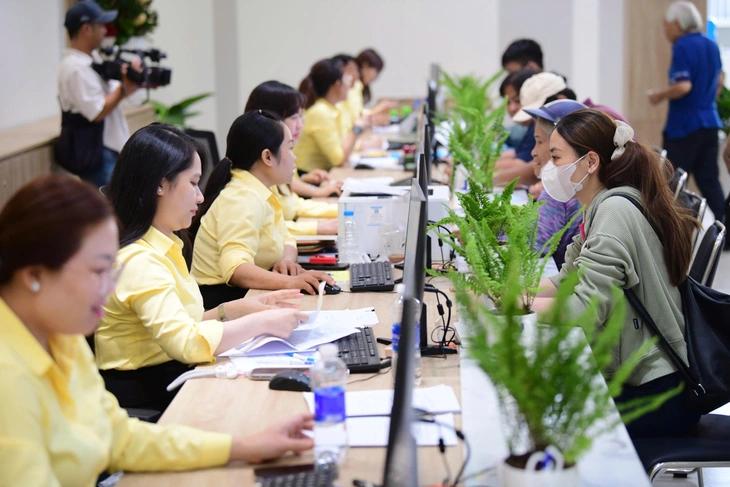 Người dân làm thủ tục hành chính tại Trung tâm phục vụ hành chính công phường Thủ Đức, TP.HCM - Ảnh: QUANG ĐỊNH