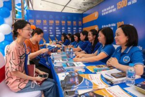 Phụ huynh, học sinh tìm hiểu về tuyển sinh đại học tại Ngày hội lựa chọn nguyện vọng xét tuyển đại học - cao đẳng 2025 do báo Tuổi Trẻ tổ chức tại Đại học Bách khoa Hà Nội - Ảnh: HÀ QUÂN