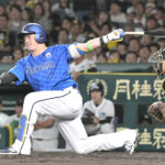 ３回横浜ＤｅＮＡ１死一、二塁、チャンスで三振に倒れた牧＝甲子園（花輪 久写す）