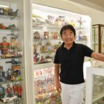 おもちゃのコレクションを紹介する北原さん＝１０日、横浜市西区