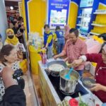 Chef Sarwan Guncang Pekan Raya Jatim dengan Aksi Live Cooking Coto Makassar di Grand City Mall. Foto iNewsSurabaya/hendro