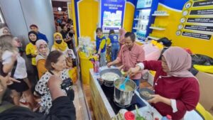 Chef Sarwan Guncang Pekan Raya Jatim dengan Aksi Live Cooking Coto Makassar di Grand City Mall. Foto iNewsSurabaya/hendro
