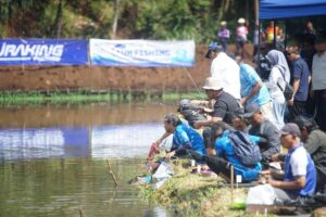 Keseruan Fun Fishing With Persib Legend di kolam pemancingan milik Umuh Muchtar di Ciluluk, Tanjungsari, Kabupaten Sumedang, Minggu (12/10/2025). (ist)