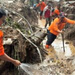 Petugas BPBD Bandung Barat masih melakukan pembersihan material longsor di Kampung Areng RT 01/RW 11, Desa Wangunsari, Kecamatan Lembang, Kabupaten Bandung Barat. Foto Dok BPBD KBB