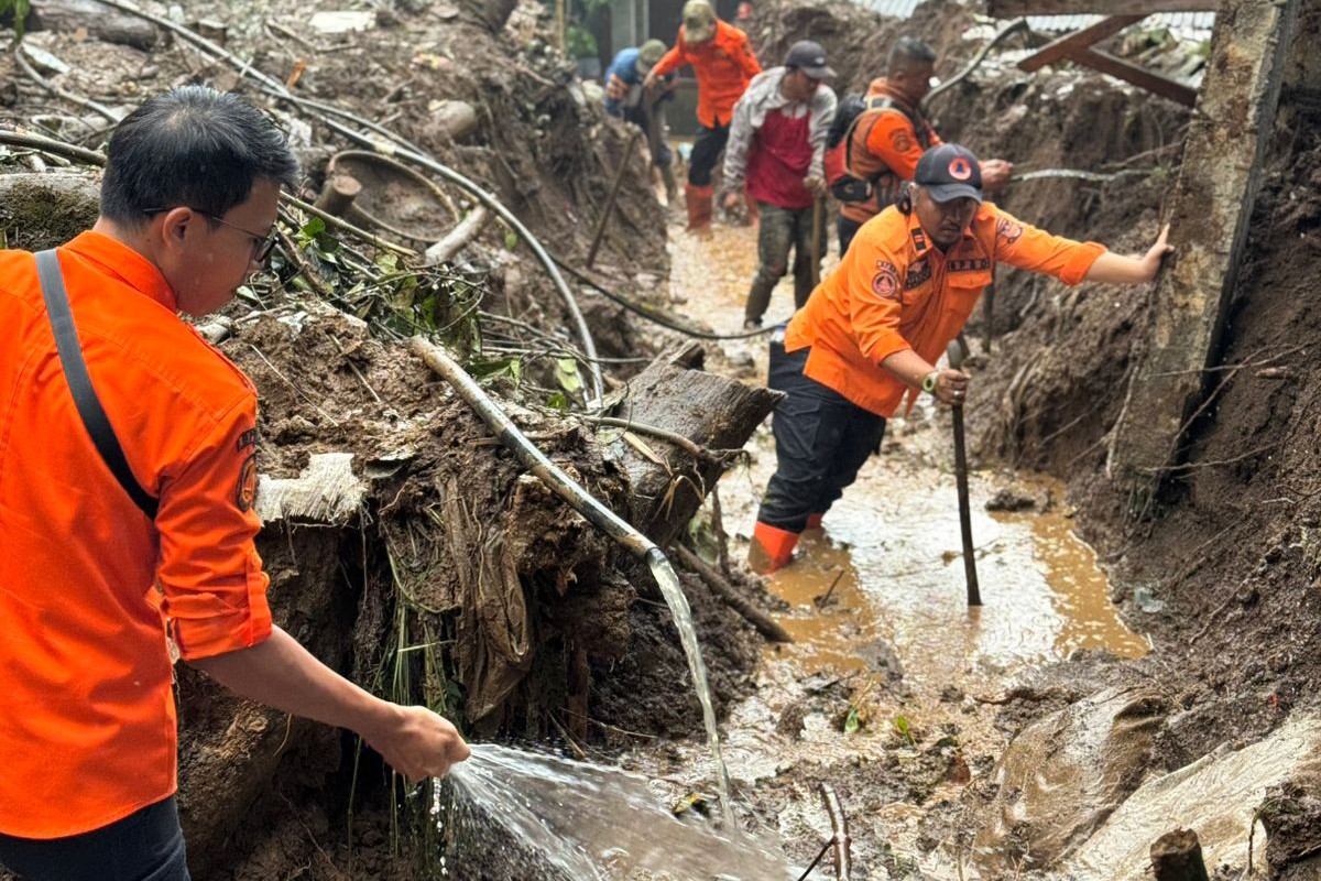 Petugas BPBD Bandung Barat masih melakukan pembersihan material longsor di Kampung Areng RT 01/RW 11, Desa Wangunsari, Kecamatan Lembang, Kabupaten Bandung Barat. Foto Dok BPBD KBB
