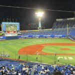 横浜スタジアムでのパブリックビューイング 打者が塁に出ると、DB.スターマンとDB.キララがスタジアムの塁に立つなどしてスタンドを盛り上げた 10月15日（読者提供）