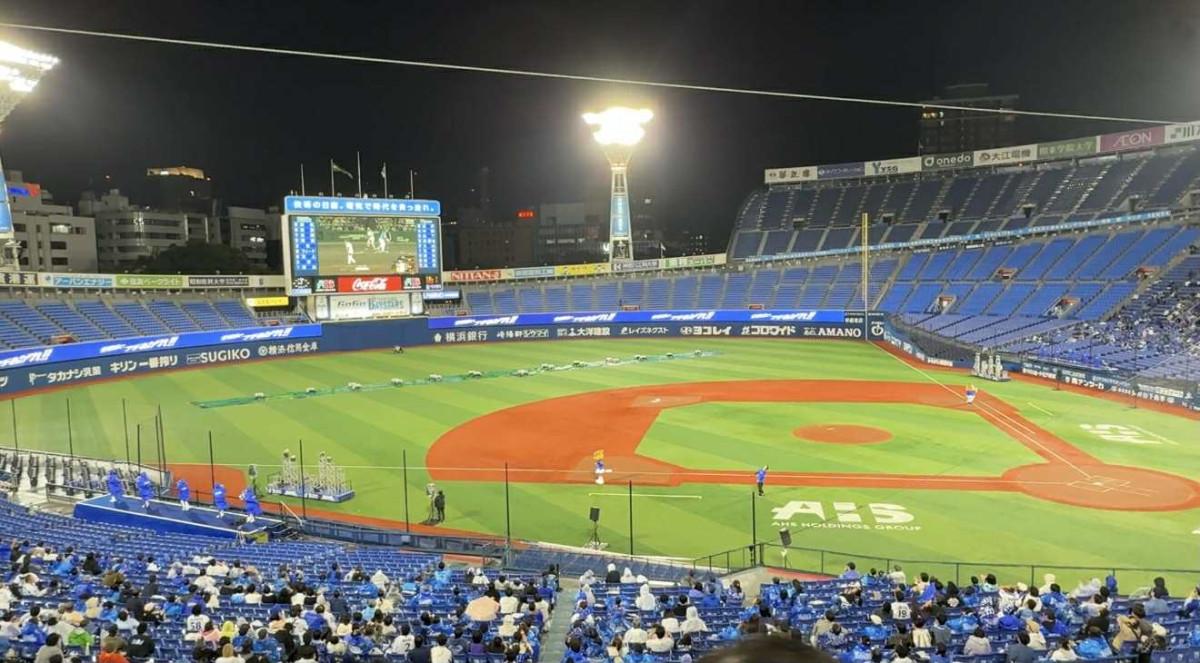 横浜スタジアムでのパブリックビューイング 打者が塁に出ると、DB.スターマンとDB.キララがスタジアムの塁に立つなどしてスタンドを盛り上げた 10月15日（読者提供）