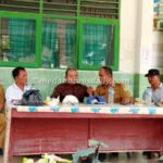 Para Guru SMP Negeri 3 Teluk Mengkudu SD Negeri 107439 Satu Atap, ketua Komite Sekolah Sakni (julianto irwan silitonga)