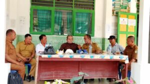Para Guru SMP Negeri 3 Teluk Mengkudu SD Negeri 107439 Satu Atap, ketua Komite Sekolah Sakni (julianto irwan silitonga)