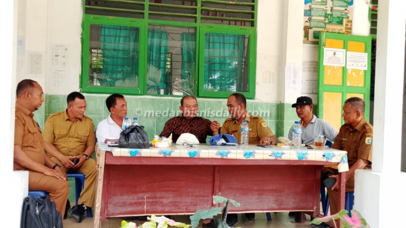 Para Guru SMP Negeri 3 Teluk Mengkudu SD Negeri 107439 Satu Atap, ketua Komite Sekolah Sakni (julianto irwan silitonga)