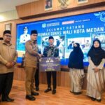 Wali Kota Medan, Rico Waas, menyerahkan apresiasi kepada pemenang Seleksi Tilawatil Qur'an dan Hadits (STQH) XIX tingkat Provinsi Sumatera Utara (Sumut) tahun 2025. (istimewa)