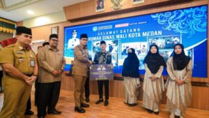 Wali Kota Medan, Rico Waas, menyerahkan apresiasi kepada pemenang Seleksi Tilawatil Qur'an dan Hadits (STQH) XIX tingkat Provinsi Sumatera Utara (Sumut) tahun 2025. (istimewa)