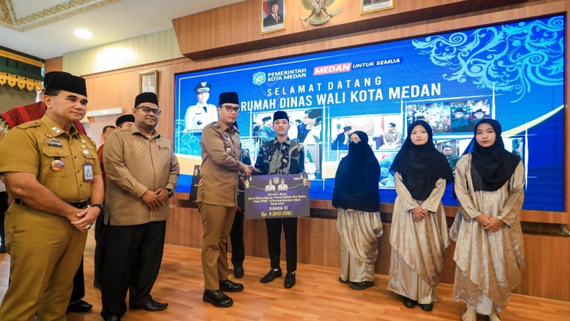 Wali Kota Medan, Rico Waas, menyerahkan apresiasi kepada pemenang Seleksi Tilawatil Qur'an dan Hadits (STQH) XIX tingkat Provinsi Sumatera Utara (Sumut) tahun 2025. (istimewa)