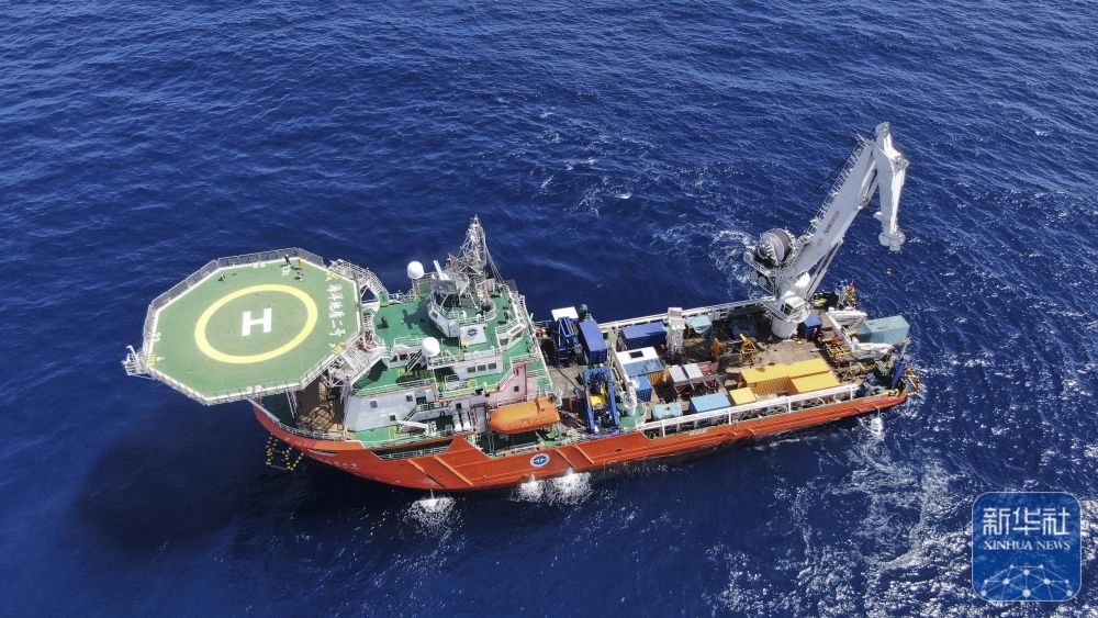 Das Forschungsschiff 'Ocean Geology No. 2' mit dem 'Haima'-Unterwasserroboter bei der 'Quellfeuer'-Entnahme im nördlichen Südchinesischen Meer