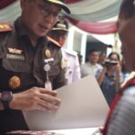 Wali Kota Medan, Rico Waas, menyaksikan pemberian surat keterangan bebas kepada pelaku yang melakukan pencurian aset milik PT ARB