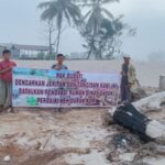Korban banjir bandang Pahae aksi bentang spanduk menolak rencana renovasi rumah dinas Bupati/Wakil Bupati Taput Rp 2,4 miliar. Warga minta agar dananya dialihkan untuk memperbaiki area persawahan (istimewa)
