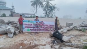 Korban banjir bandang Pahae aksi bentang spanduk menolak rencana renovasi rumah dinas Bupati/Wakil Bupati Taput Rp 2,4 miliar. Warga minta agar dananya dialihkan untuk memperbaiki area persawahan (istimewa)