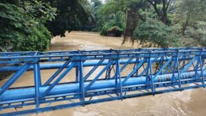 Curah hujan yang terjadi sepanjang malam membuat jadwal pertandingan arung jeram berubah melihat tingginya volume air akibat banjir di Sungai Babura, Taman Hutan Kota PLN, Kota Medan. (istimewa)